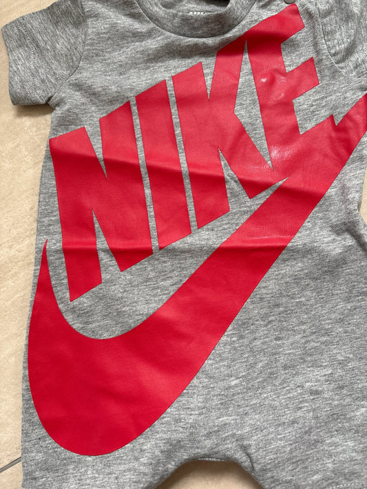 Nike Strampler für Neugeborene, Größe 68-74cm in grau/rot