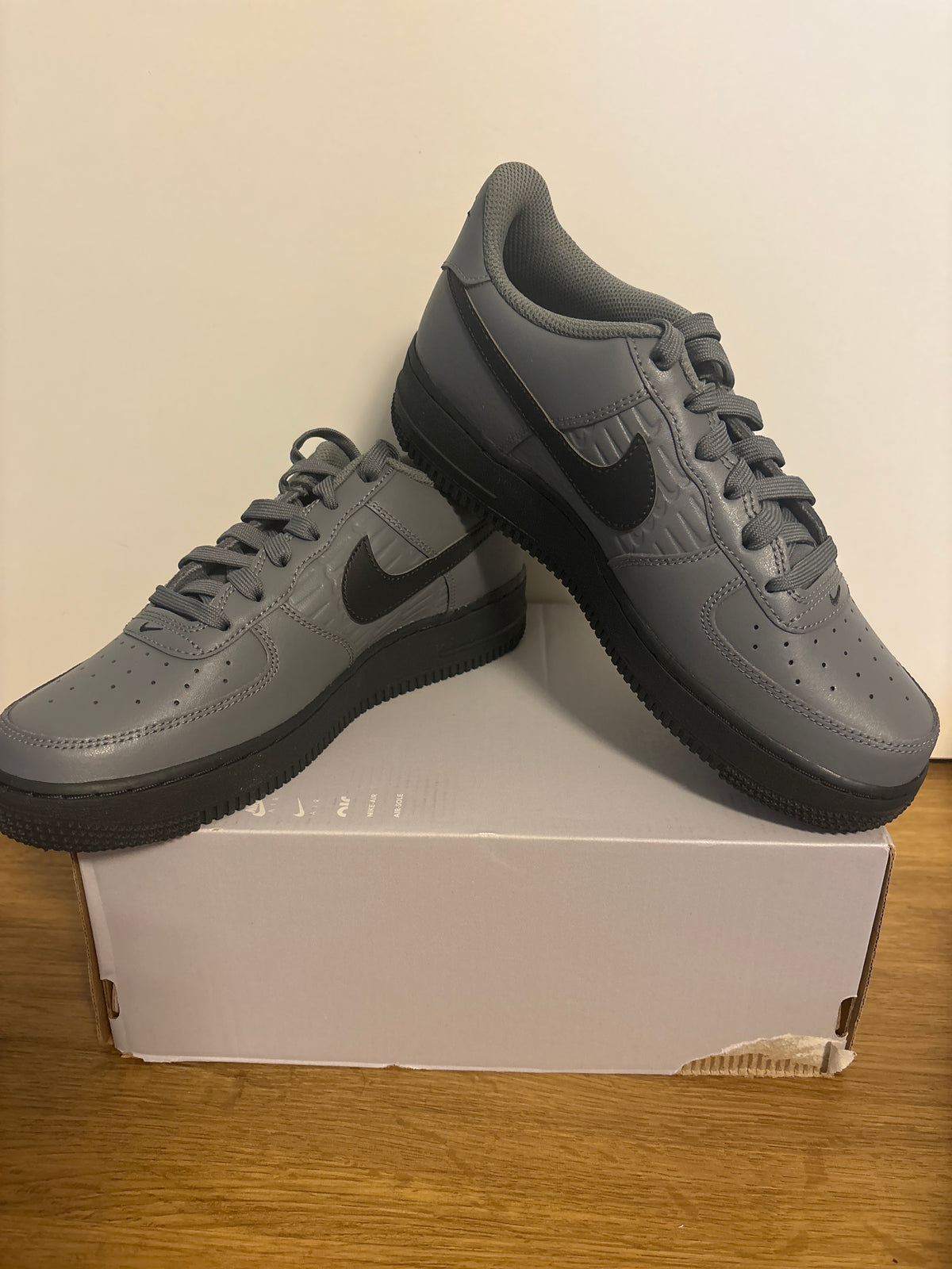 Nike Air Force 1 in verschiedenen Grautönen , Größe 39