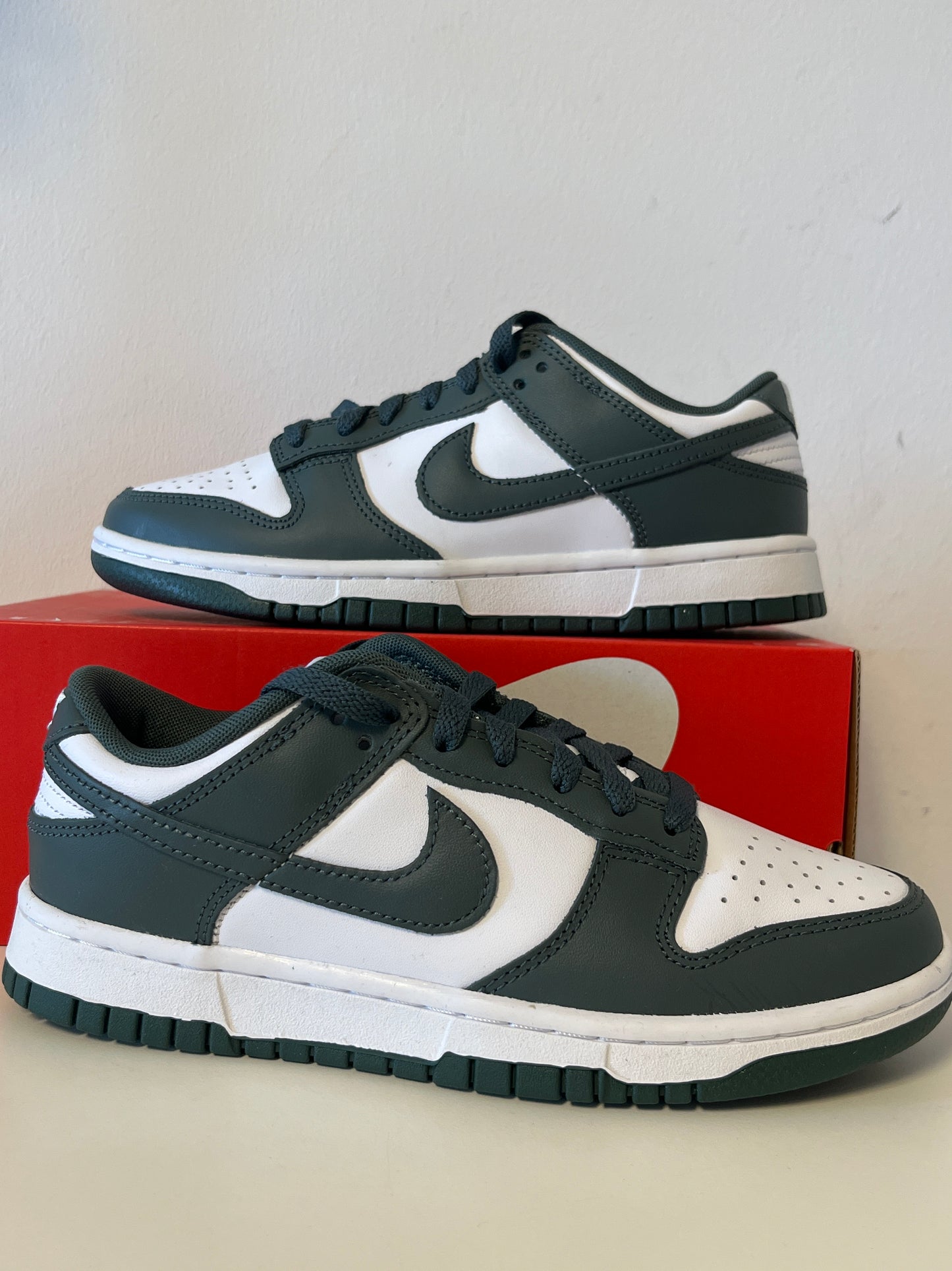Nike Dunk low in dunkelgrün/weiß, Größe 38