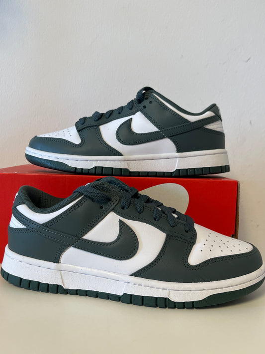 Nike Dunk low in dunkelgrün/weiß, Größe 38