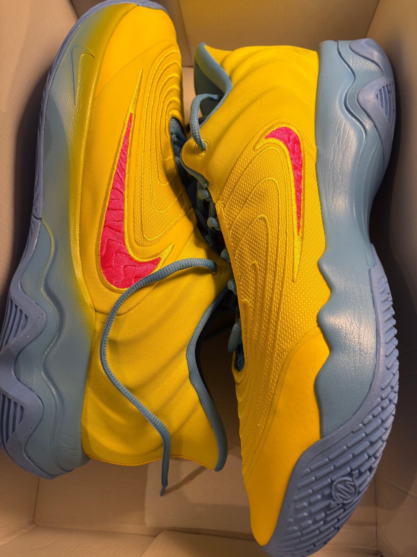 Nike Giannis Immortality 4, in gelb/blau, Größe wählbar