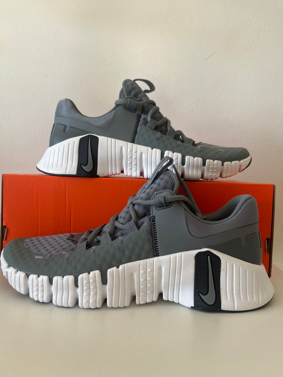 Nike Free Metcon 5 in grau/weiß/schwarz, Größe 41