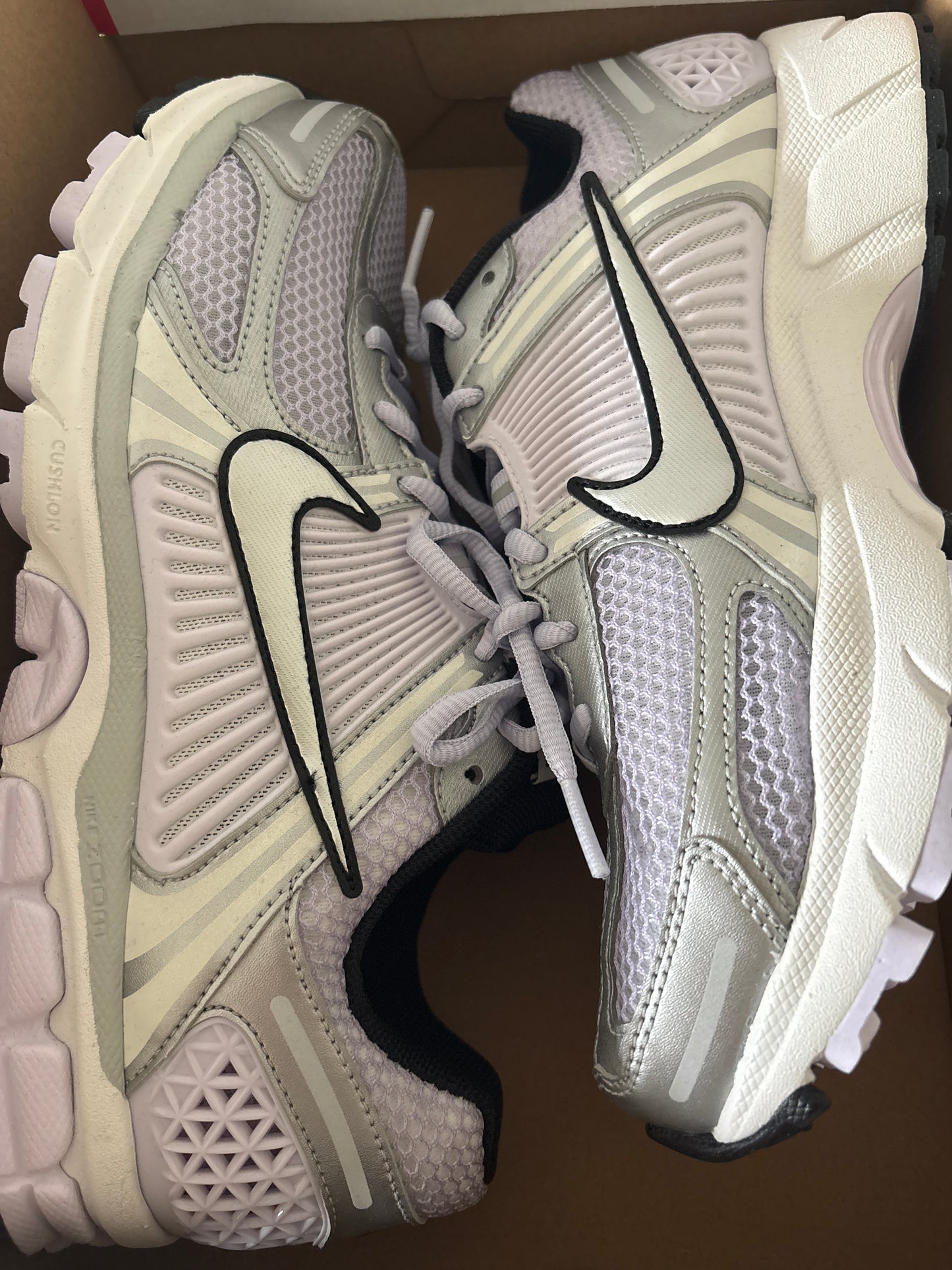 Nike Zoom Vomero 5 in Flieder/silber, Größe 42