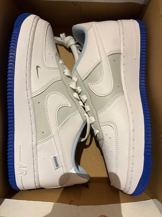 Nike Air Force 1 in weiss/grau, Sohle blau, Größe 39
