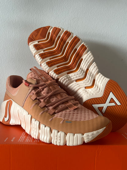 Nike Free Metcon 5 in weiss/orangebraun, Größe 43