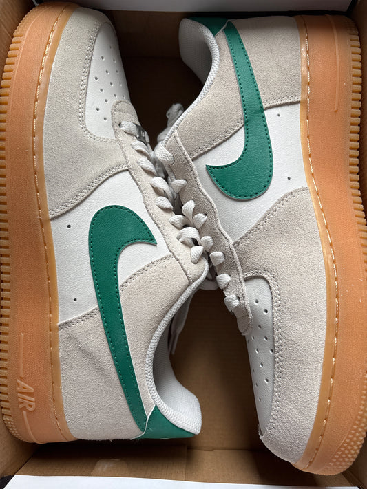 Nike Airforce 1 in weiss/grau/grün mit brauner Sohle in Größe wählbar
