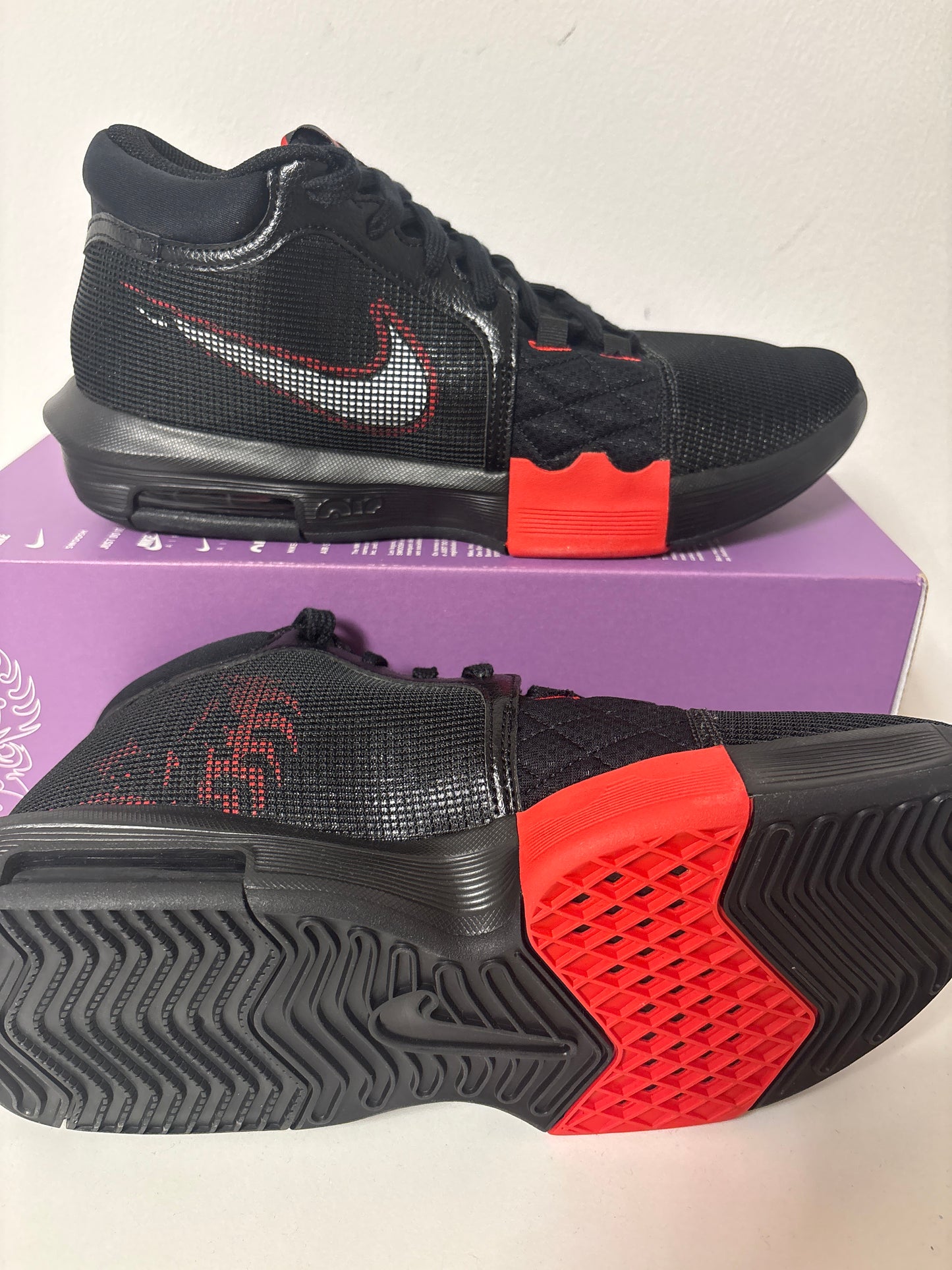 Nike Lebron Witness VIII, in schwarz/rot, Größe 45