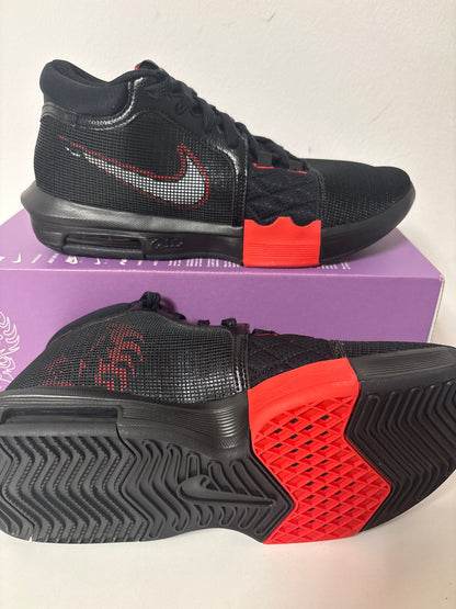 Nike Lebron Witness VIII, in schwarz/rot, Größe 45
