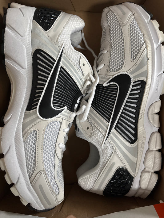 Nike Zoom Vomero 5 in grau/schwarz/weiss, Größe 45,5