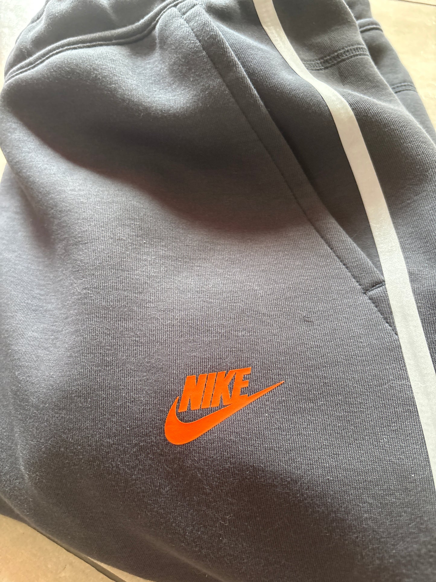 Nike Techfit Jogginghose in schwarz/grau/orange , Größe wählbar