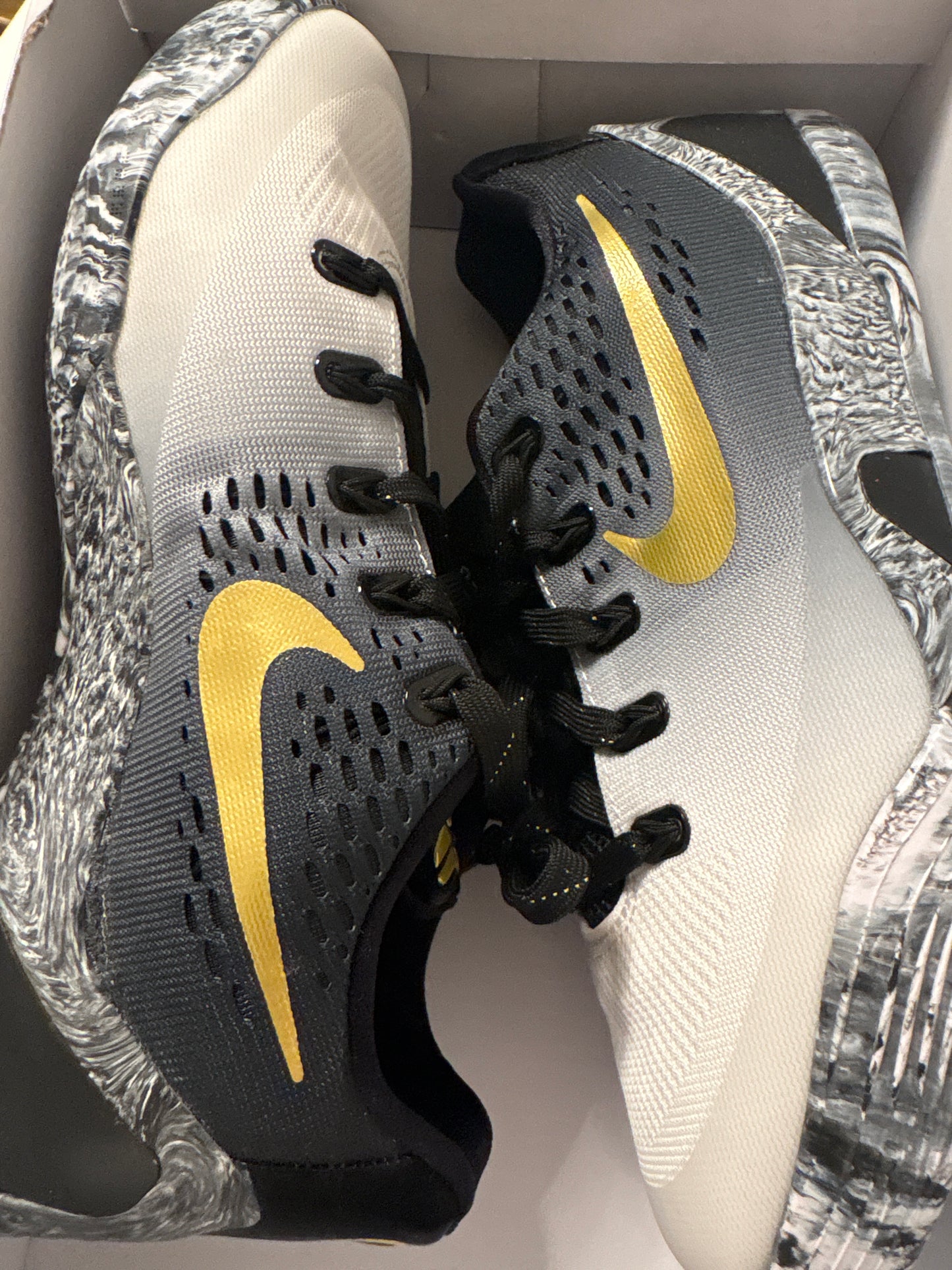 Nike Kobe IX Low, grau/weiss/schwarz/gold, Größe 40