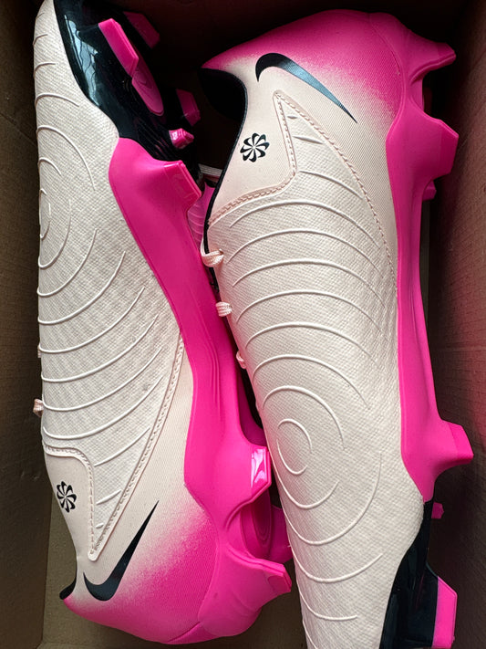 Nike Phantom GX 2 Academy FG/MG in creme/pink, Größe 45 ( Fussballschuh )