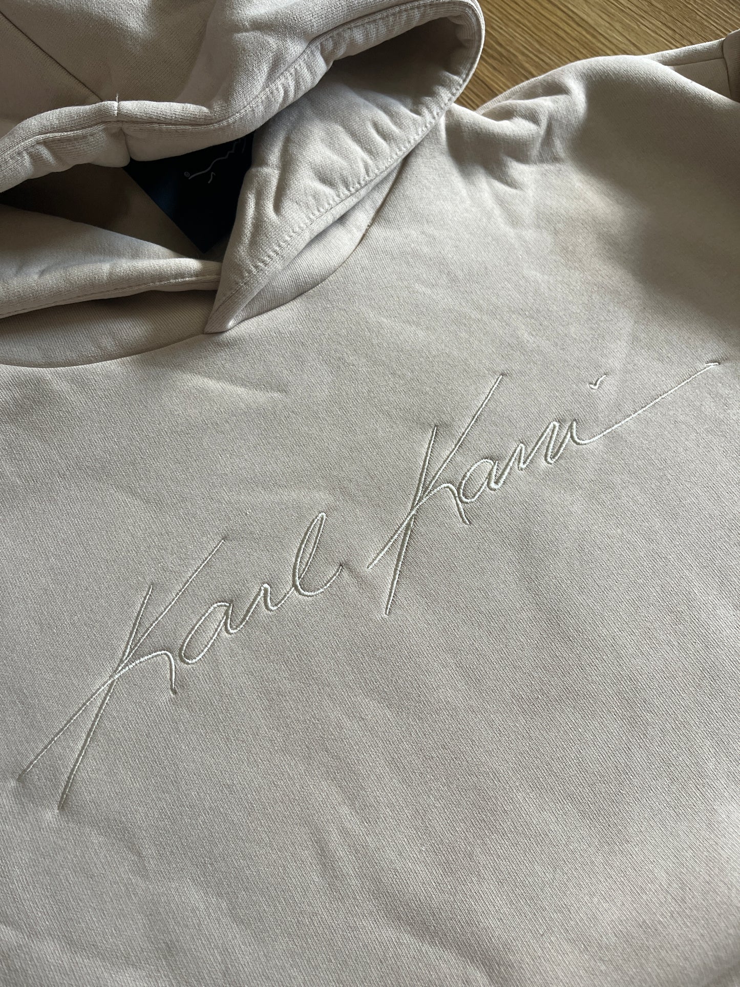 Karl Kani Hoodie in creme mit großem Schriftzug, Größe M