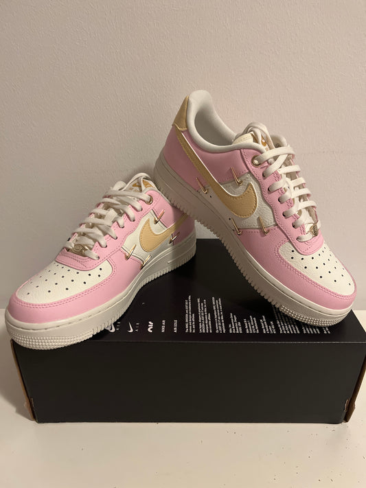 Nike Air Force 1 in rosa/goldene Nike Zeichen/weiss, Größe 36,5