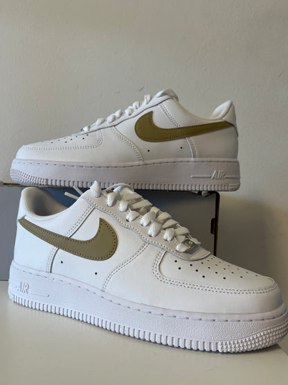 Nike Air Force 1 '07 in weiß mit beigen Swoosh, Größe wählbar