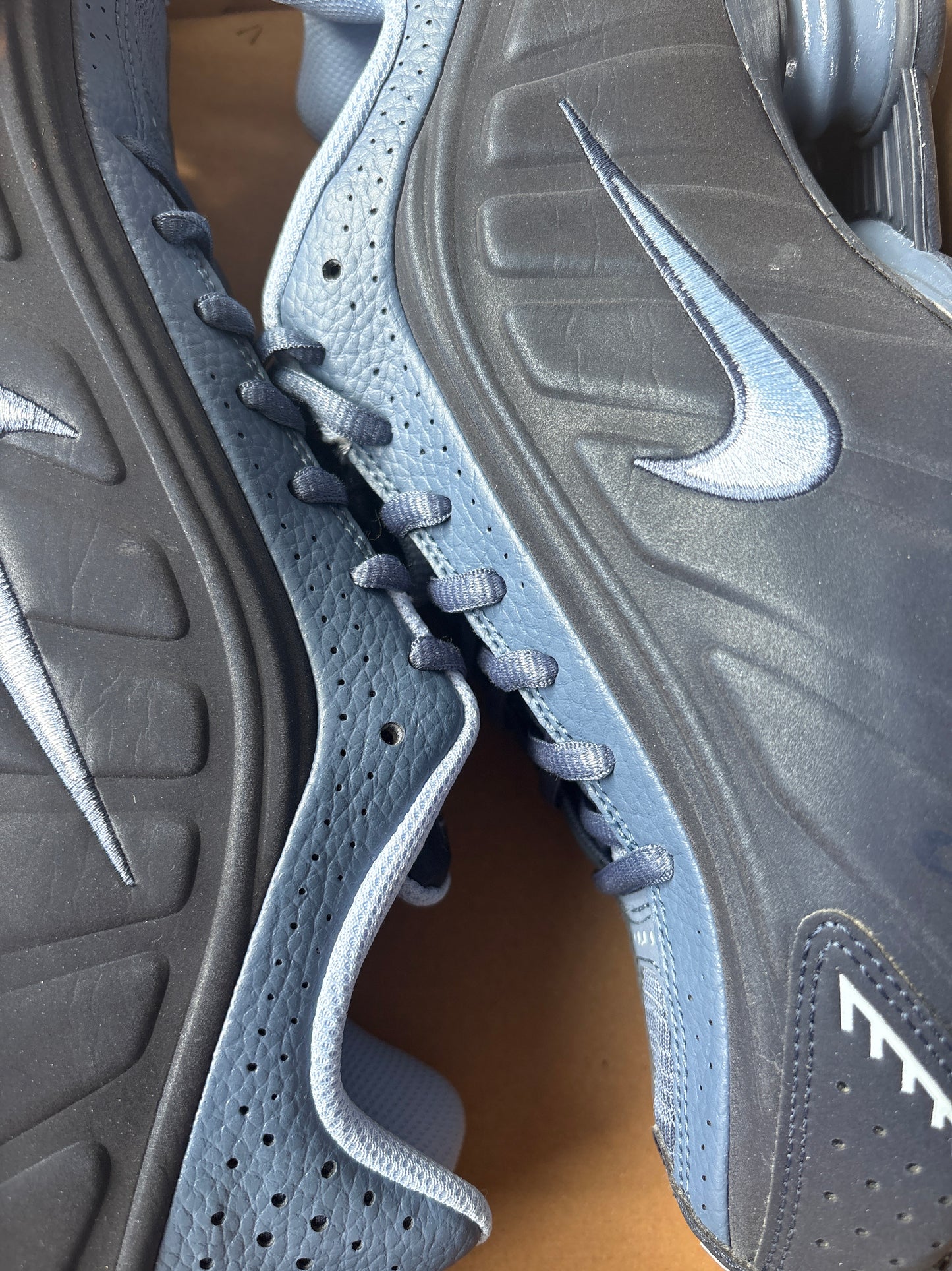 Nike Shox R4 in blau/lilaton, Größe 42,5