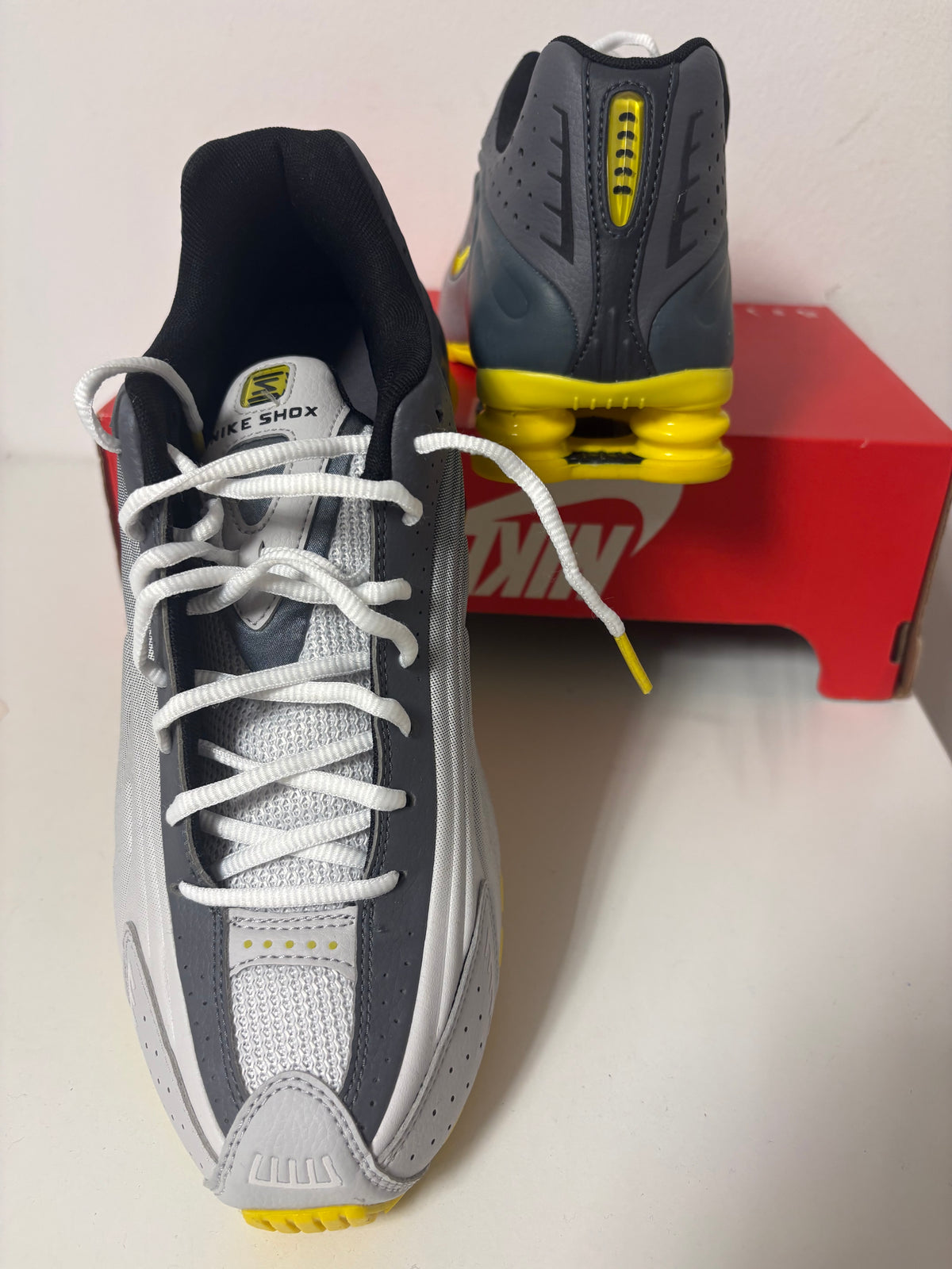 Nike Shox R4 in grau/gelb, Größe wählbar