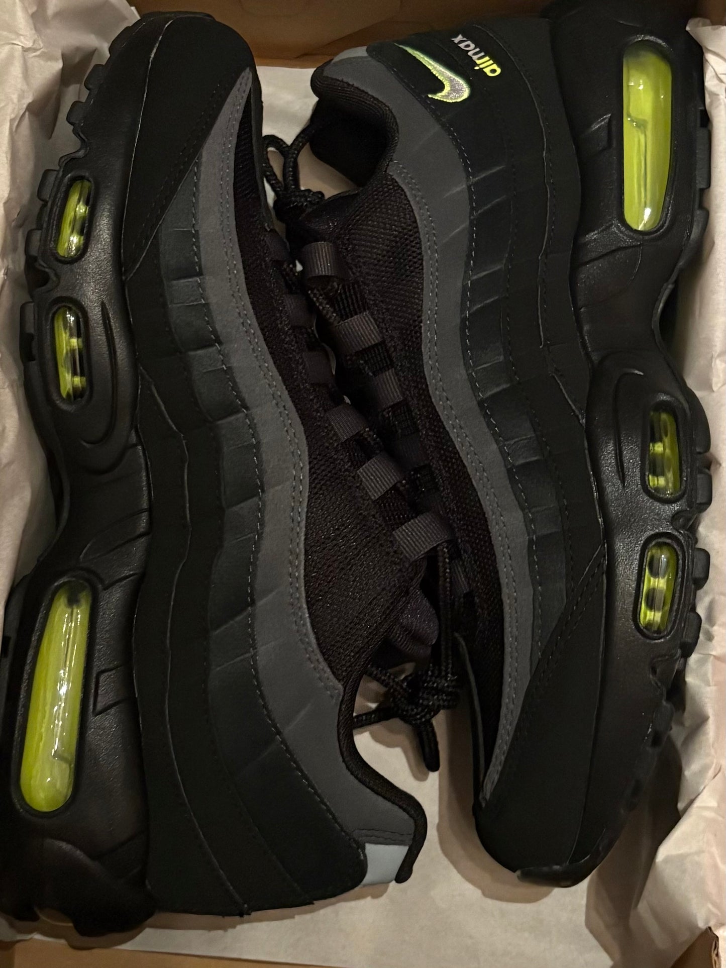 Nike Air Max 95 in schwarz mit neon Akzenten, Gr. Wählbar