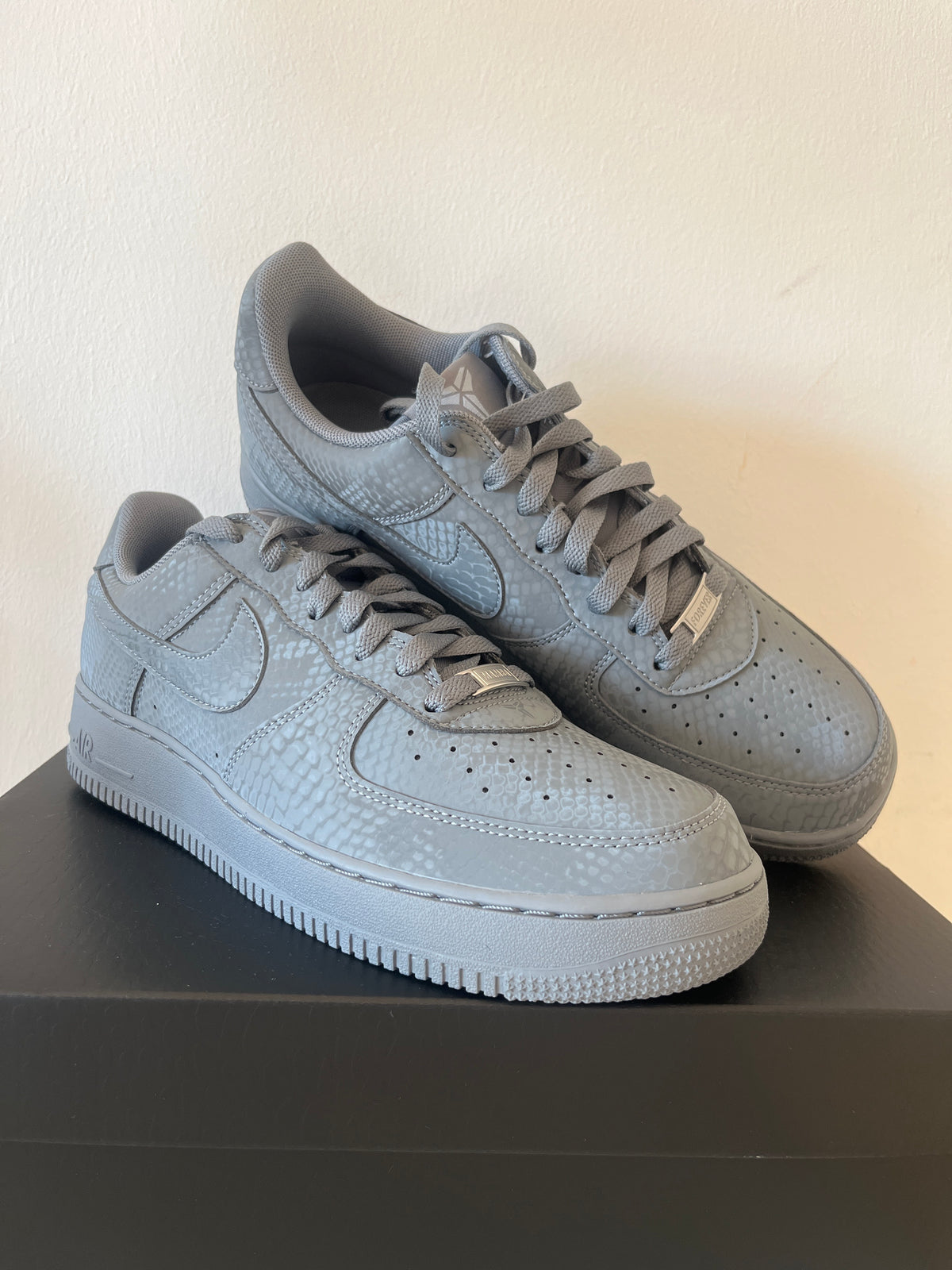 Nike Air Force 1 x Kobe in grau „Mamba Forever“, Größe wählbar
