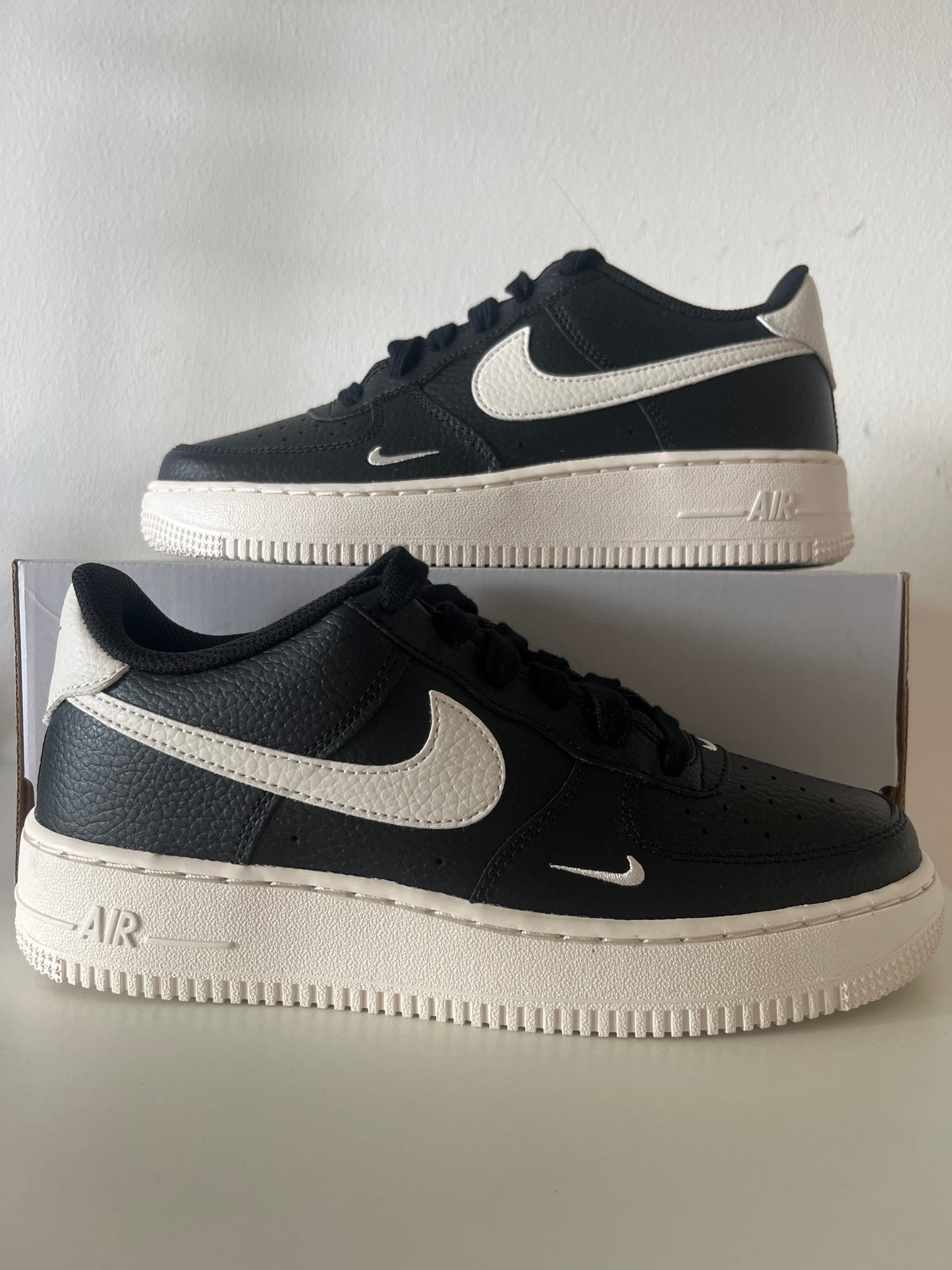 Nike Air Force 1 in schwarz/weiß, Größe 38,5