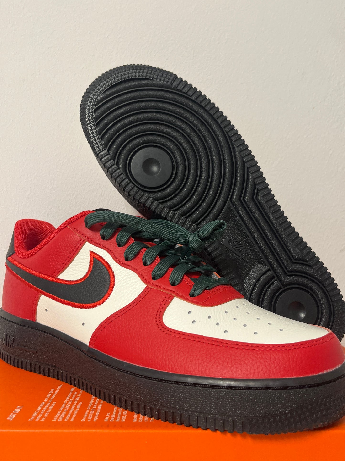 Nike Air Force 1 Low in rot/weiß/schwarz mit dunkelgrünen Schnüren, Größe 41