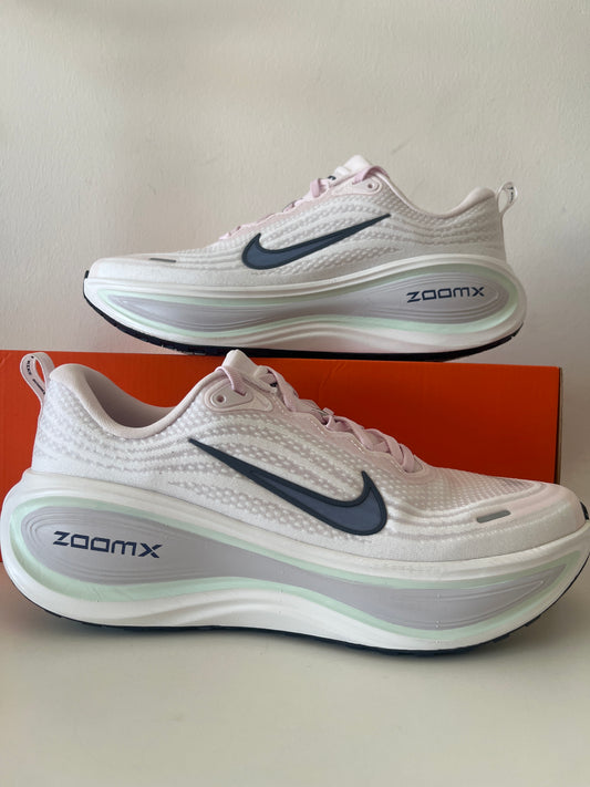 Nike Vomero Plus in weiß/rosa mit blauen/türkisen Details, Größe 44
