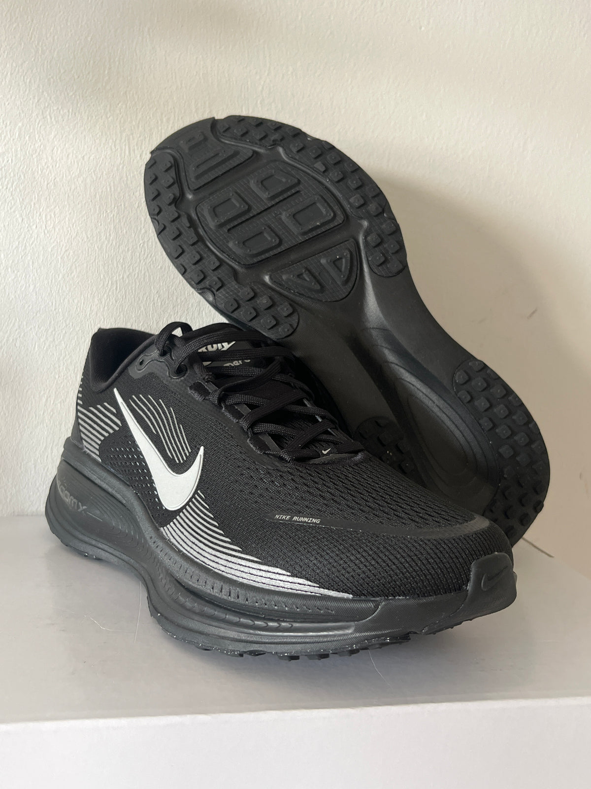 Nike Vomero 18 in schwarz/silber, Größe 46