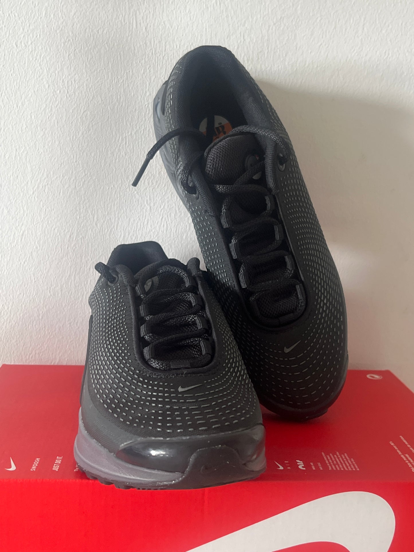 Nike Air Max DN in schwarz/lila/pink/rot, Größe 38,5
