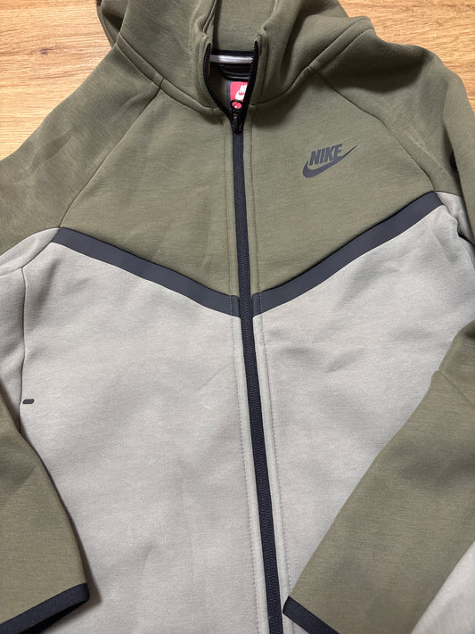 Nike Techjacke, grün, Größe Kinder M
