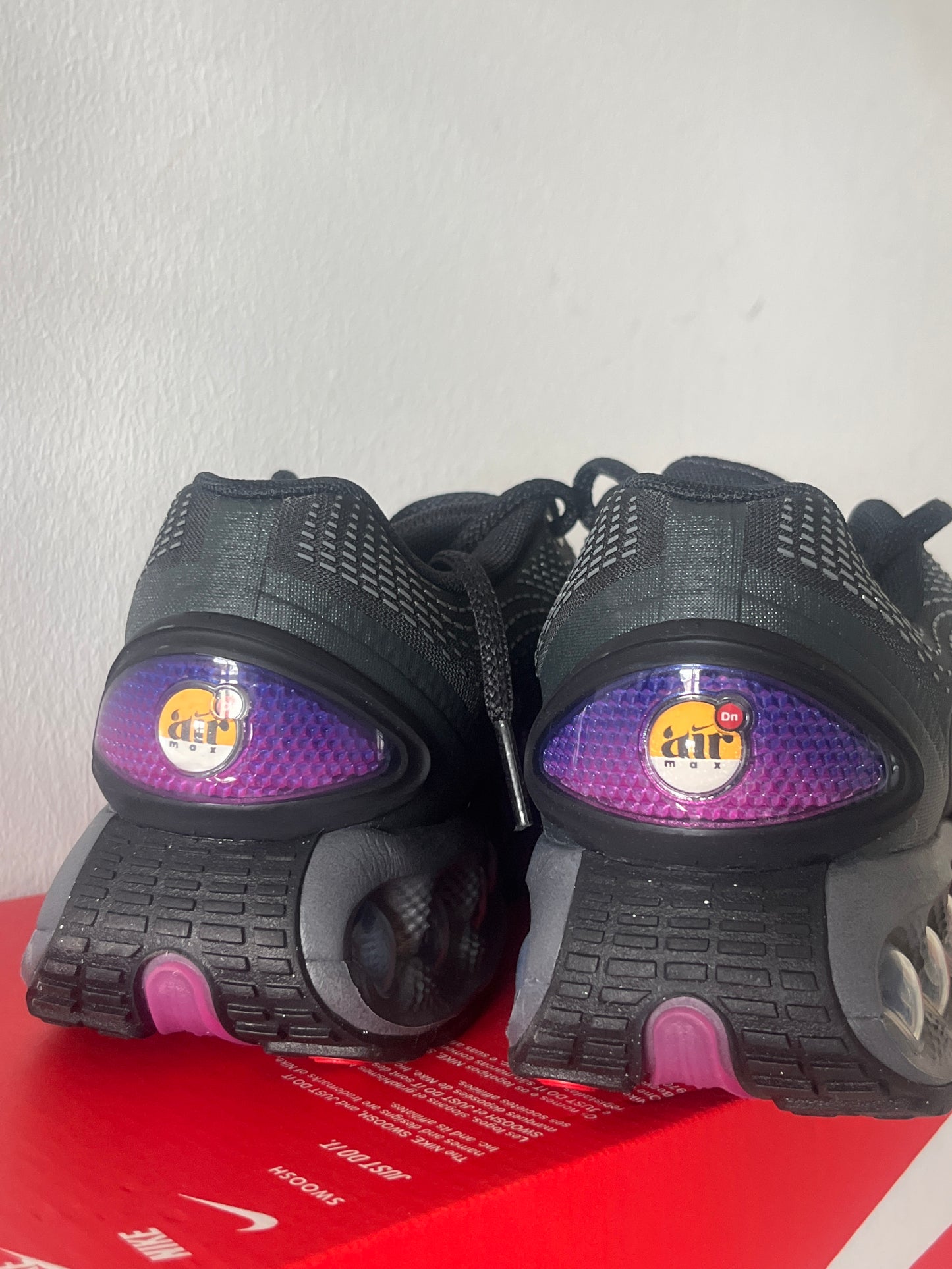 Nike Air Max DN in schwarz/lila/pink/rot, Größe 38,5