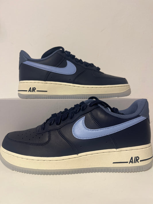 Nike Air Force 1 '07 in dunkelblau/creme mit blau reflektierenden Details, Größe 41
