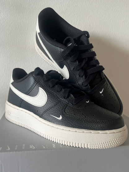 Nike Air Force 1 in schwarz/weiß, Größe 38,5
