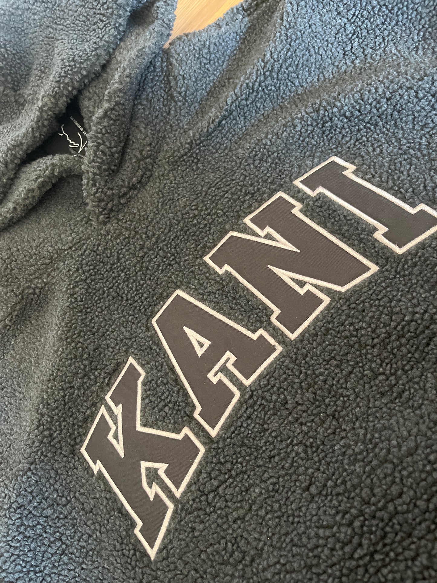 Karl Kani Plüsch Hoodie in anthrazit mit großem Schriftzug, Größe XL