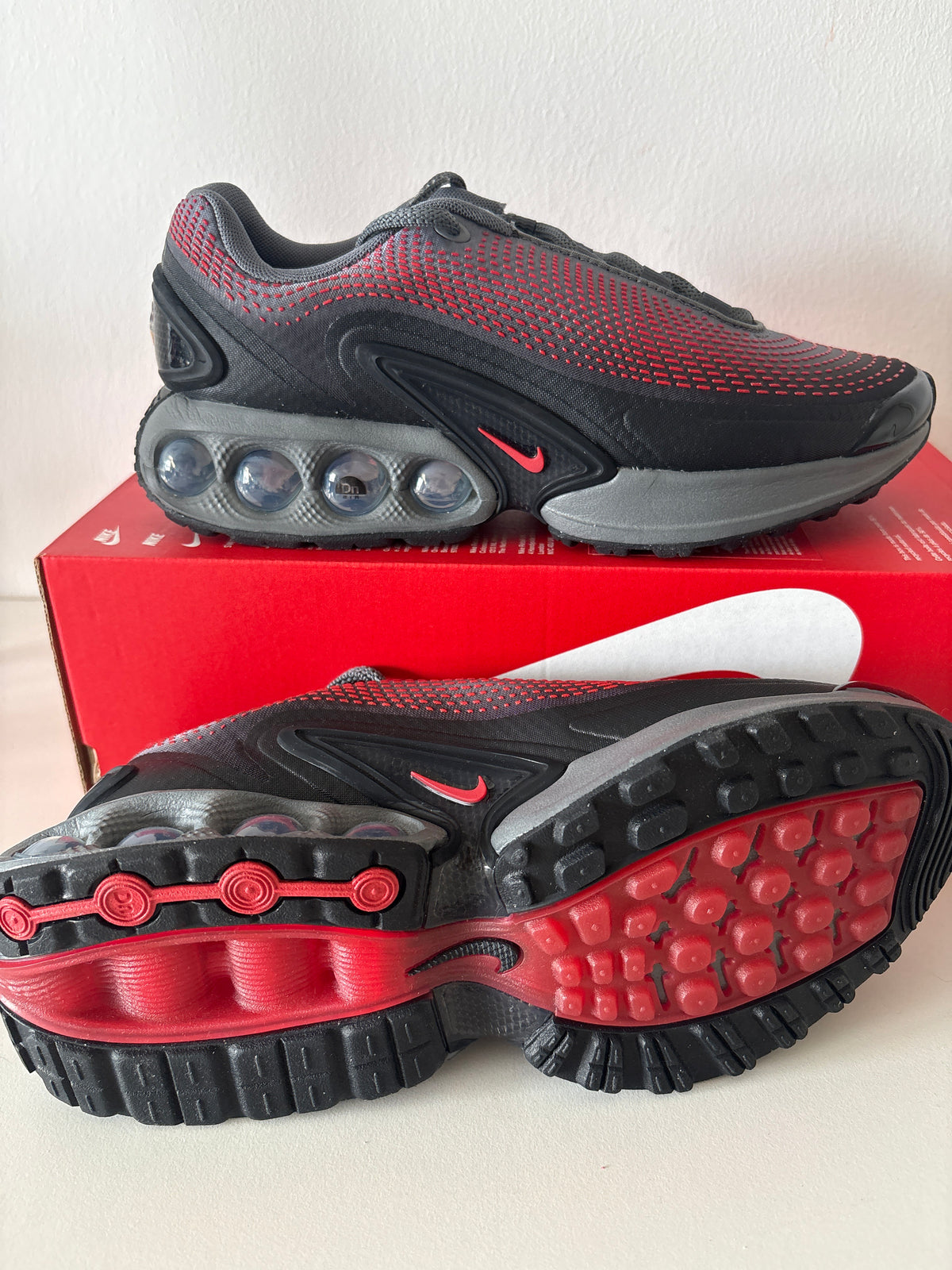 Nike Air Max DN in schwarz/rot/grau, rote Akzente Größe 38,5