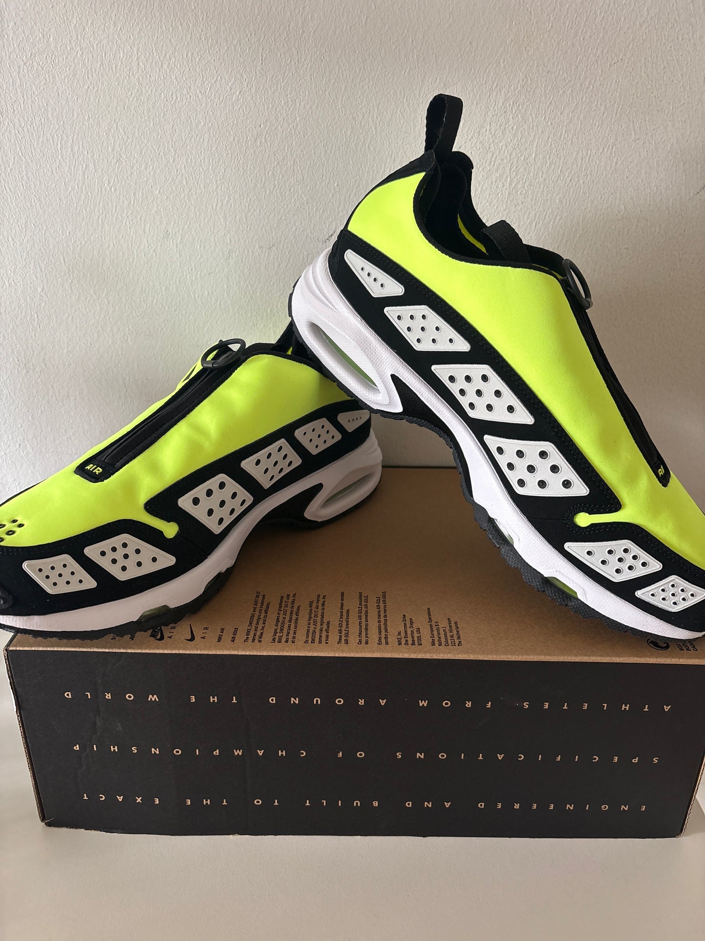Nike Air Max SNDR, gelb/schwarz,  Größe 43