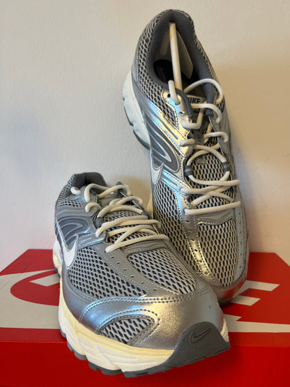 Nike Air Max Moto 2K in grau/silber/weiß, Größe 48,5