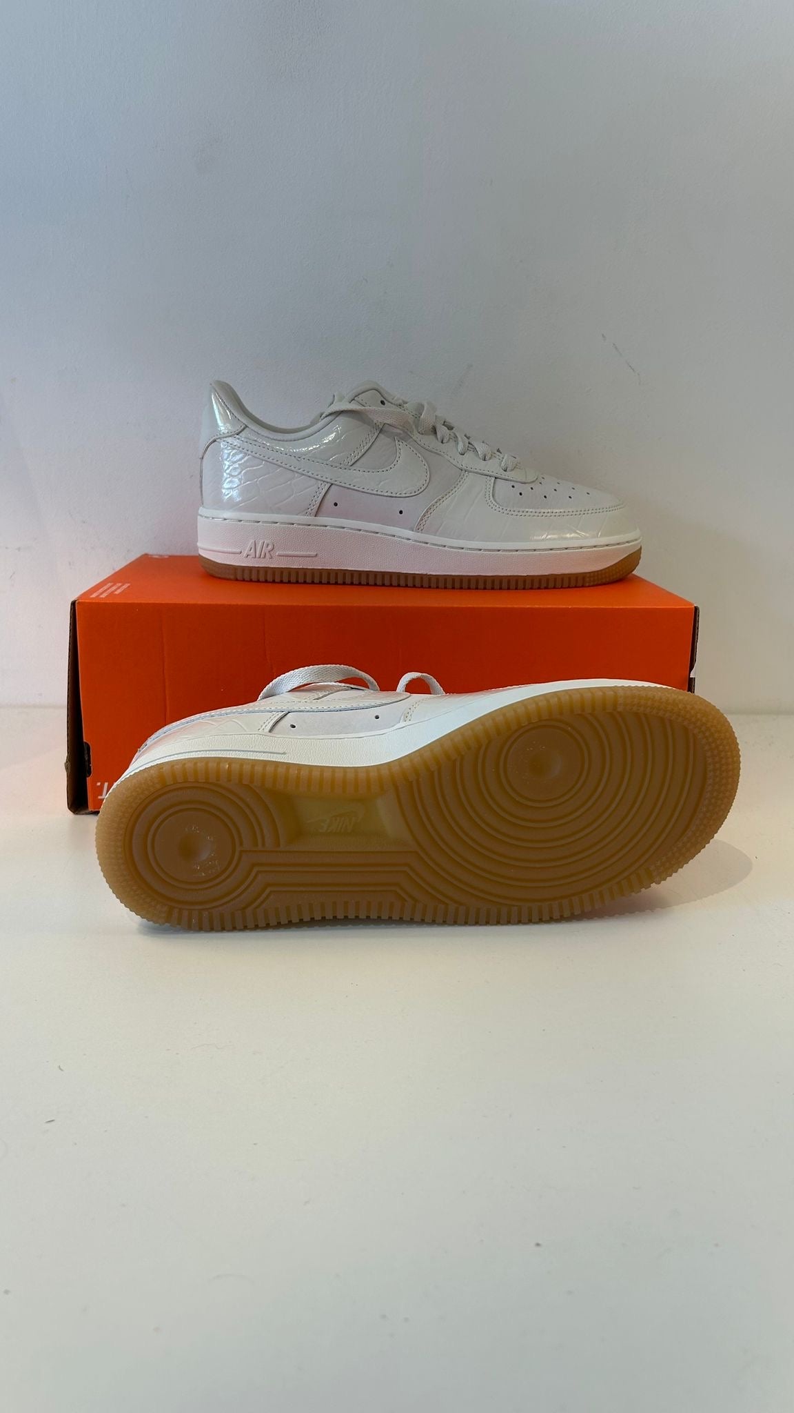 Nike Air Force 1 weiss/creme mit Lack Muster, Größe 36,5