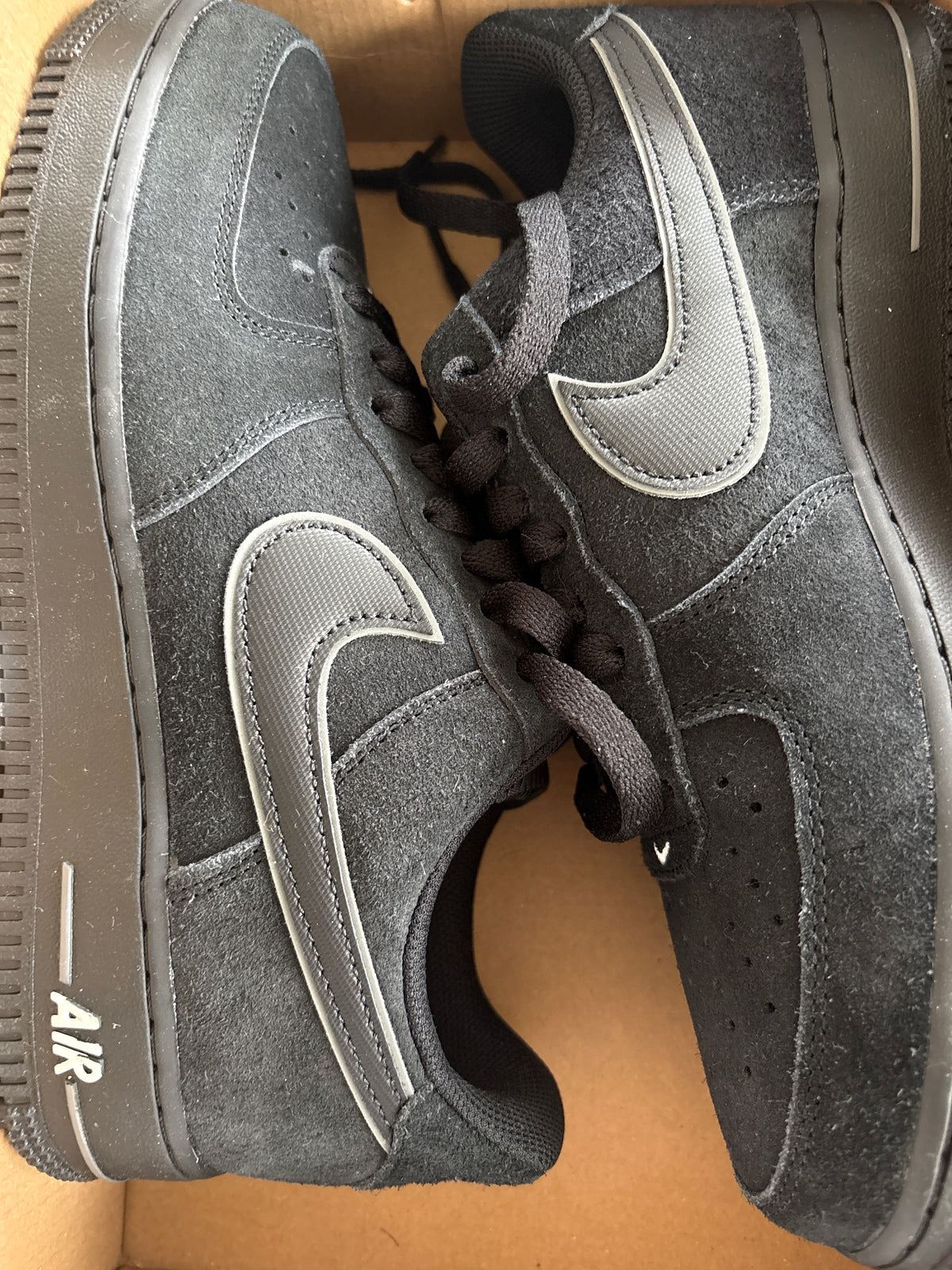 Nike Air Force 1 in schwarz mit Akzenten, Größe 41