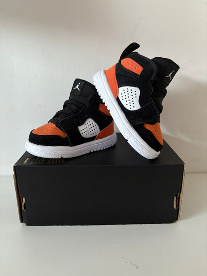 Nike Jordan Access in schwarz/weiss/orange, Gr. 17