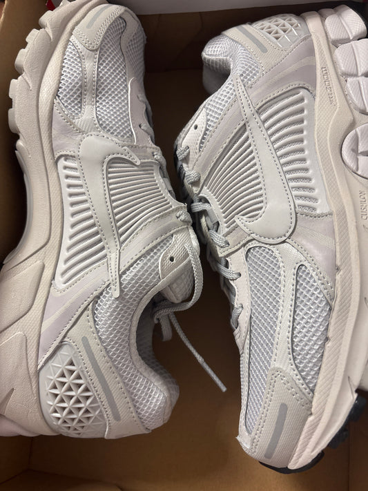 Nike Zoom Vomero 5, Größe 45, hellgrau
