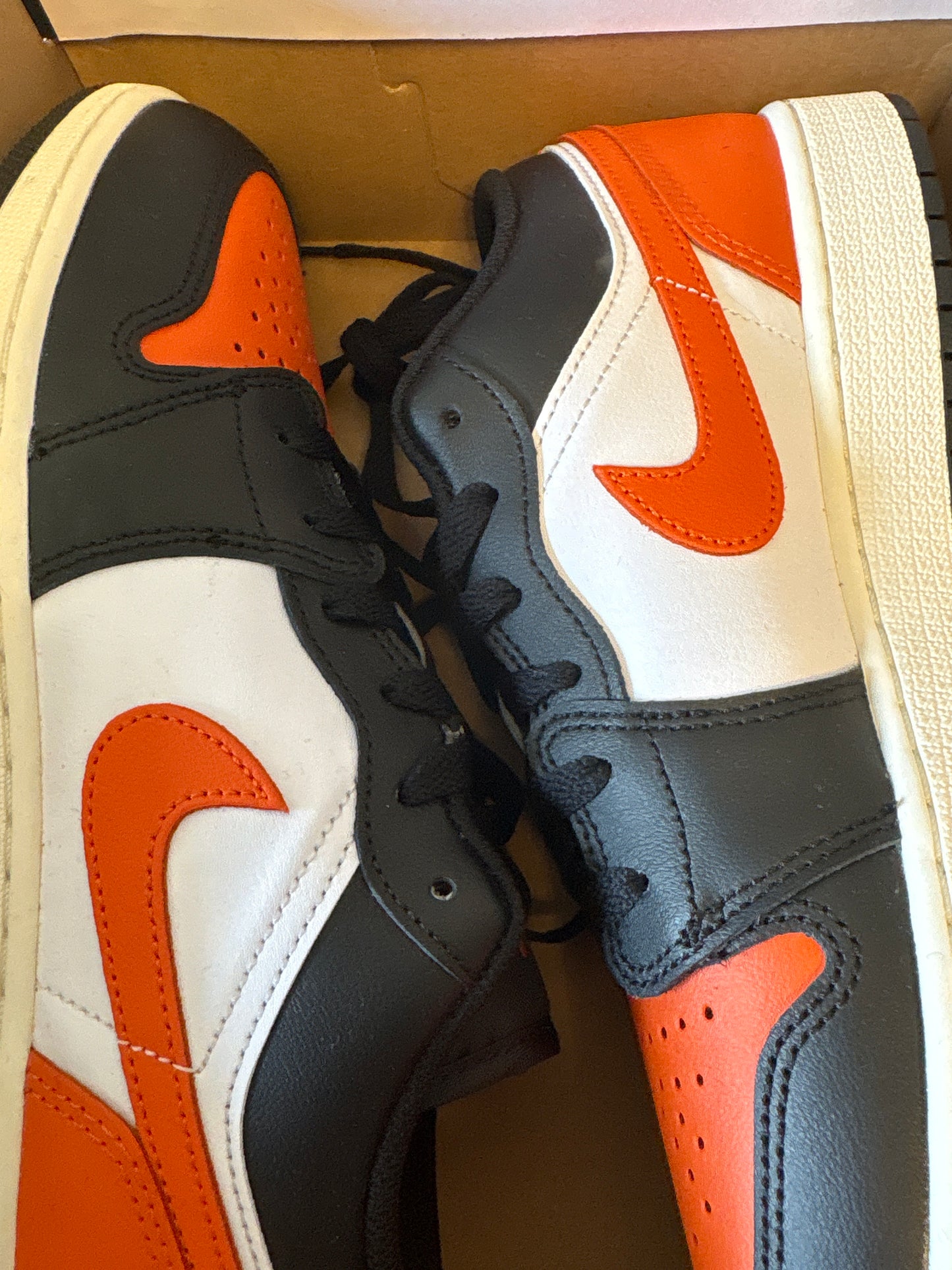 Nike Jordan Low, in weiss/schwarz/orange, Größe 40