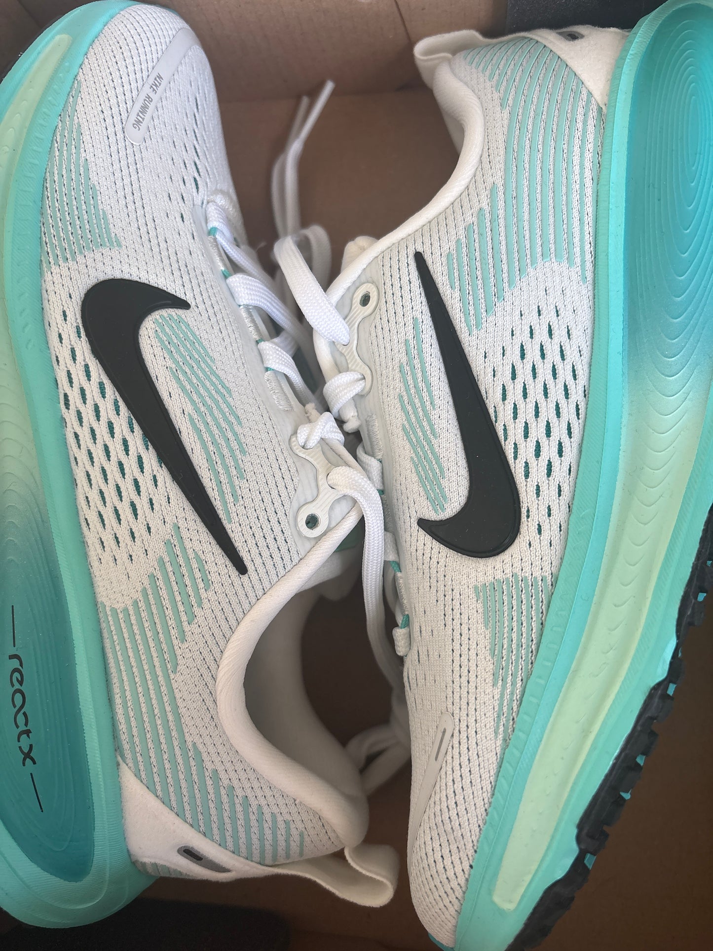 Nike Vomero 18 in weiss/türkis, Größe wählbar