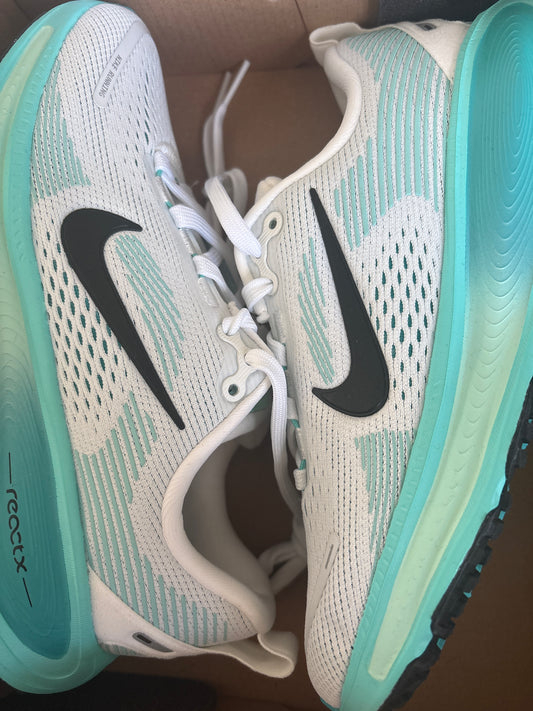 Nike Vomero 18 in weiss/türkis, Größe wählbar