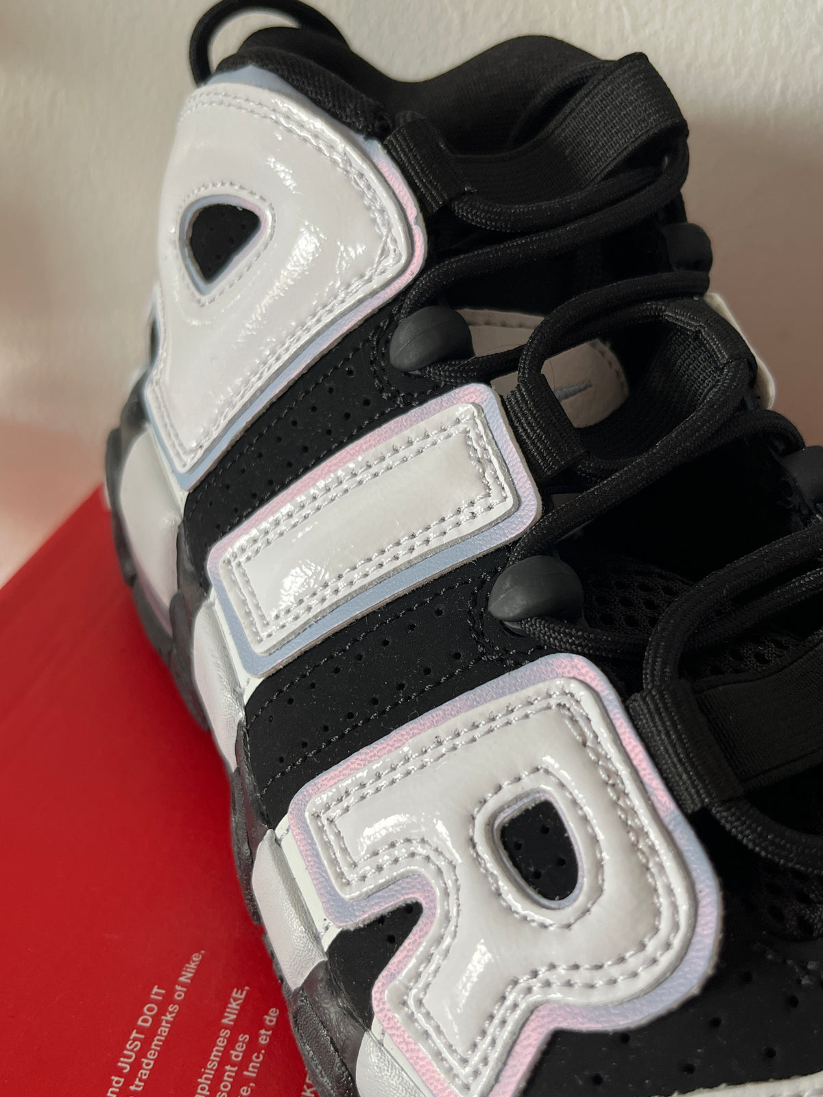Nike Air More Uptempo in schwarz/weiß/pearl-Effekt, Größe 39