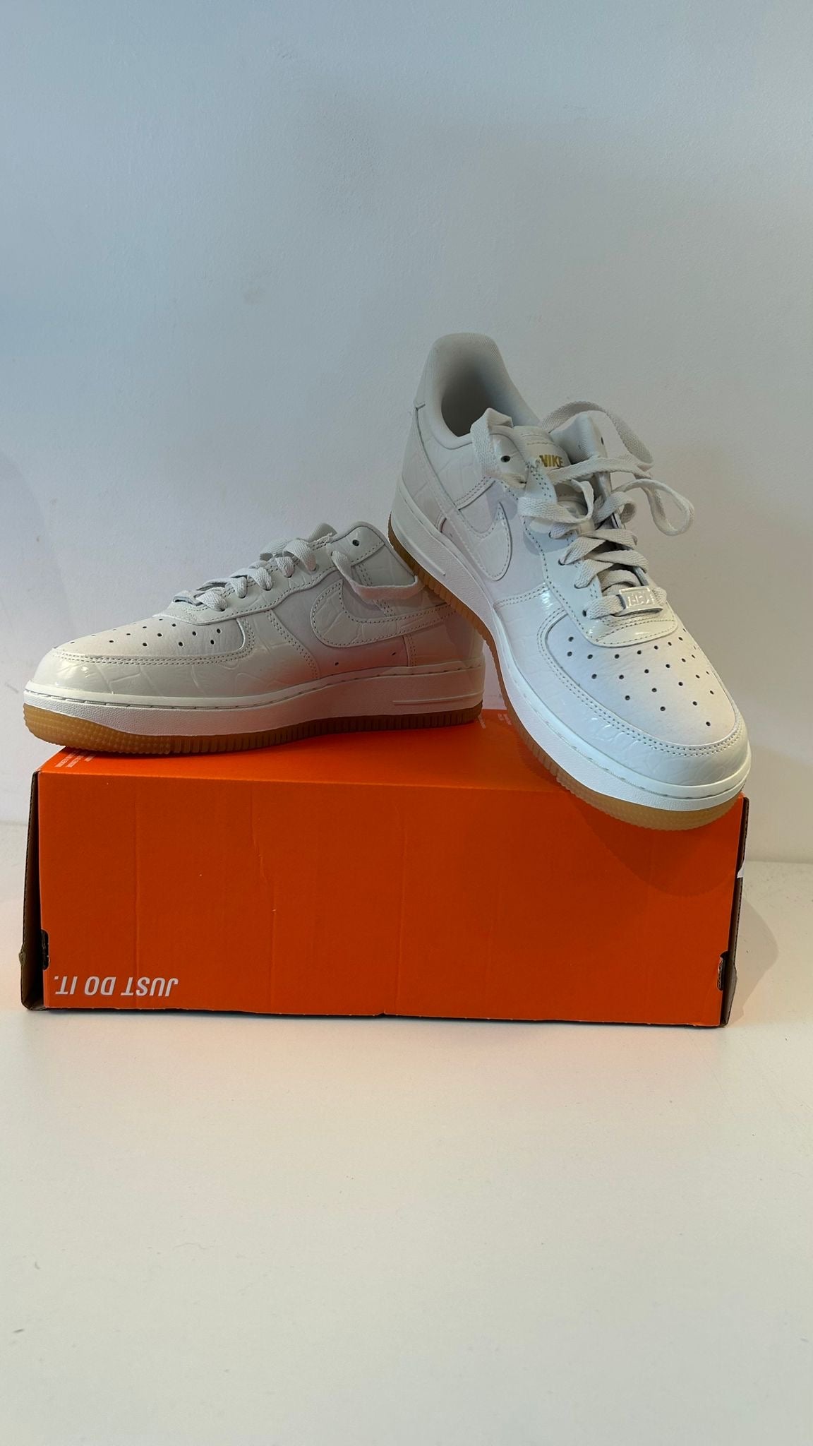 Nike Air Force 1 weiss/creme mit Lack Muster, Größe 36,5