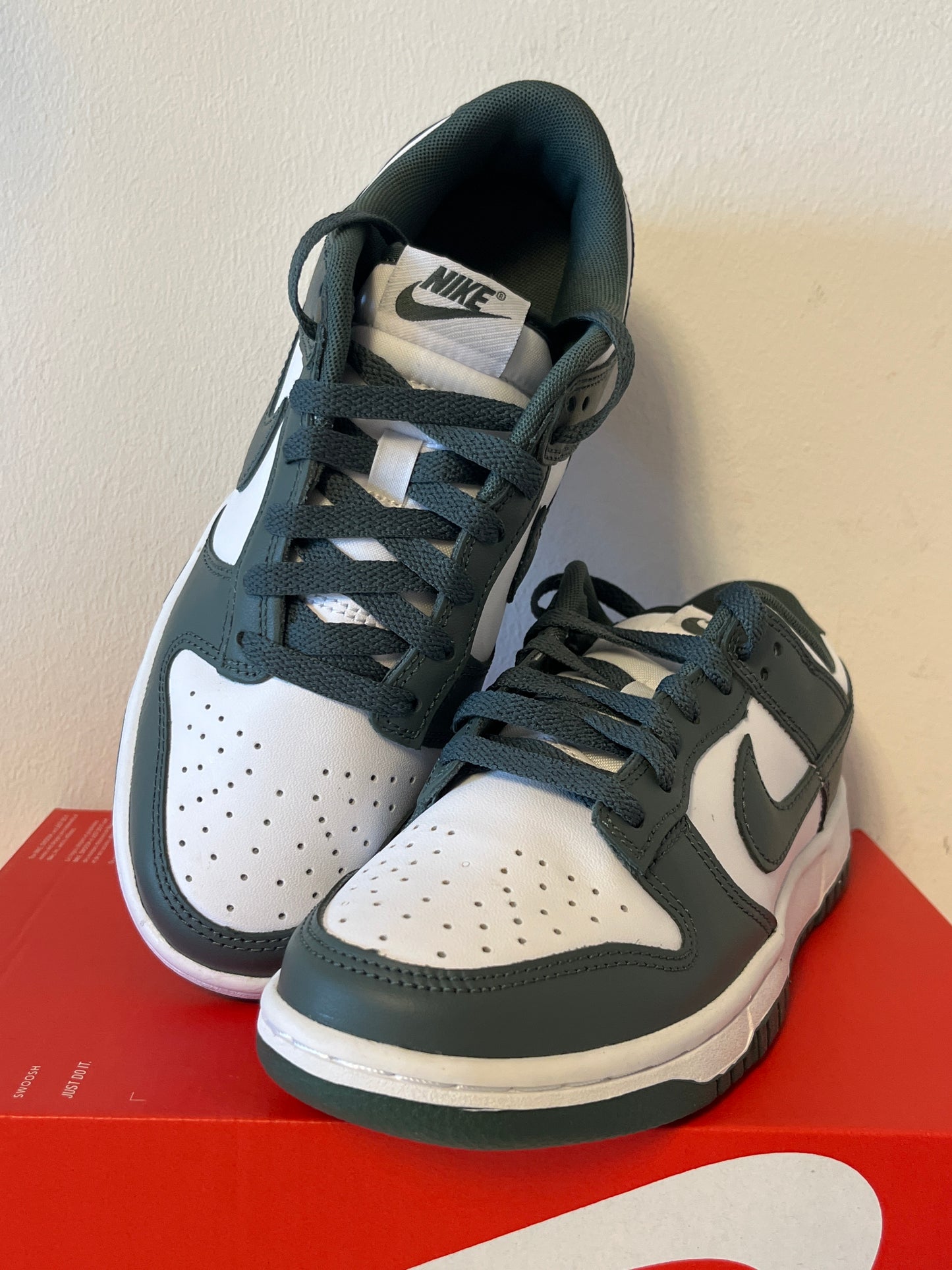 Nike Dunk low in dunkelgrün/weiß, Größe 38