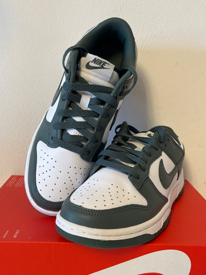 Nike Dunk low in dunkelgrün/weiß, Größe 38