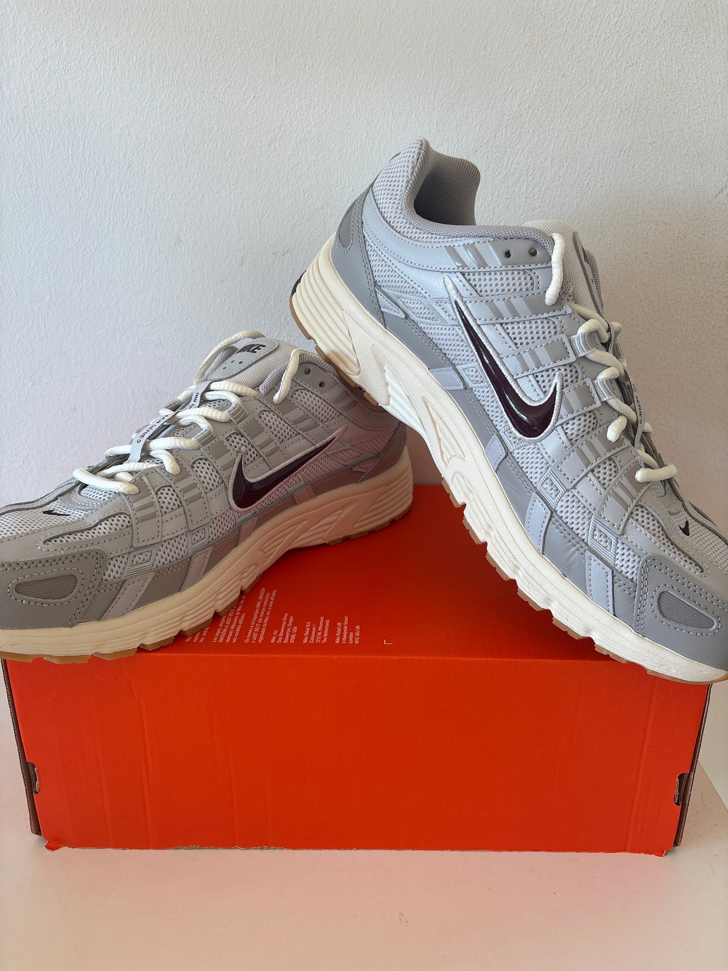 Nike P-6000 in grau/weiss/Burgunder, Größe 46
