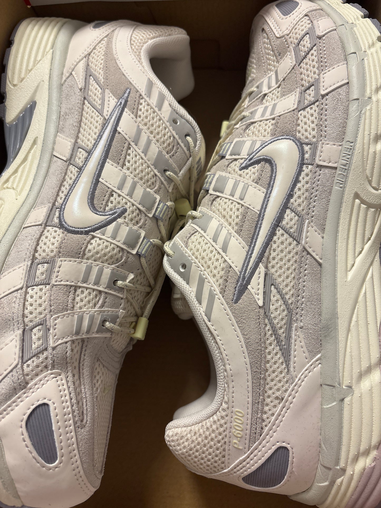 Nike P-6000 in weiss/grau/hell, Größe wählbar