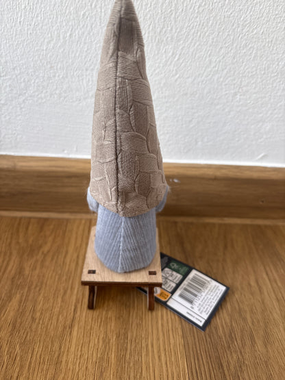 Deko kleiner Weihnachtszwerg auf einem Schlitten, beige Mütze